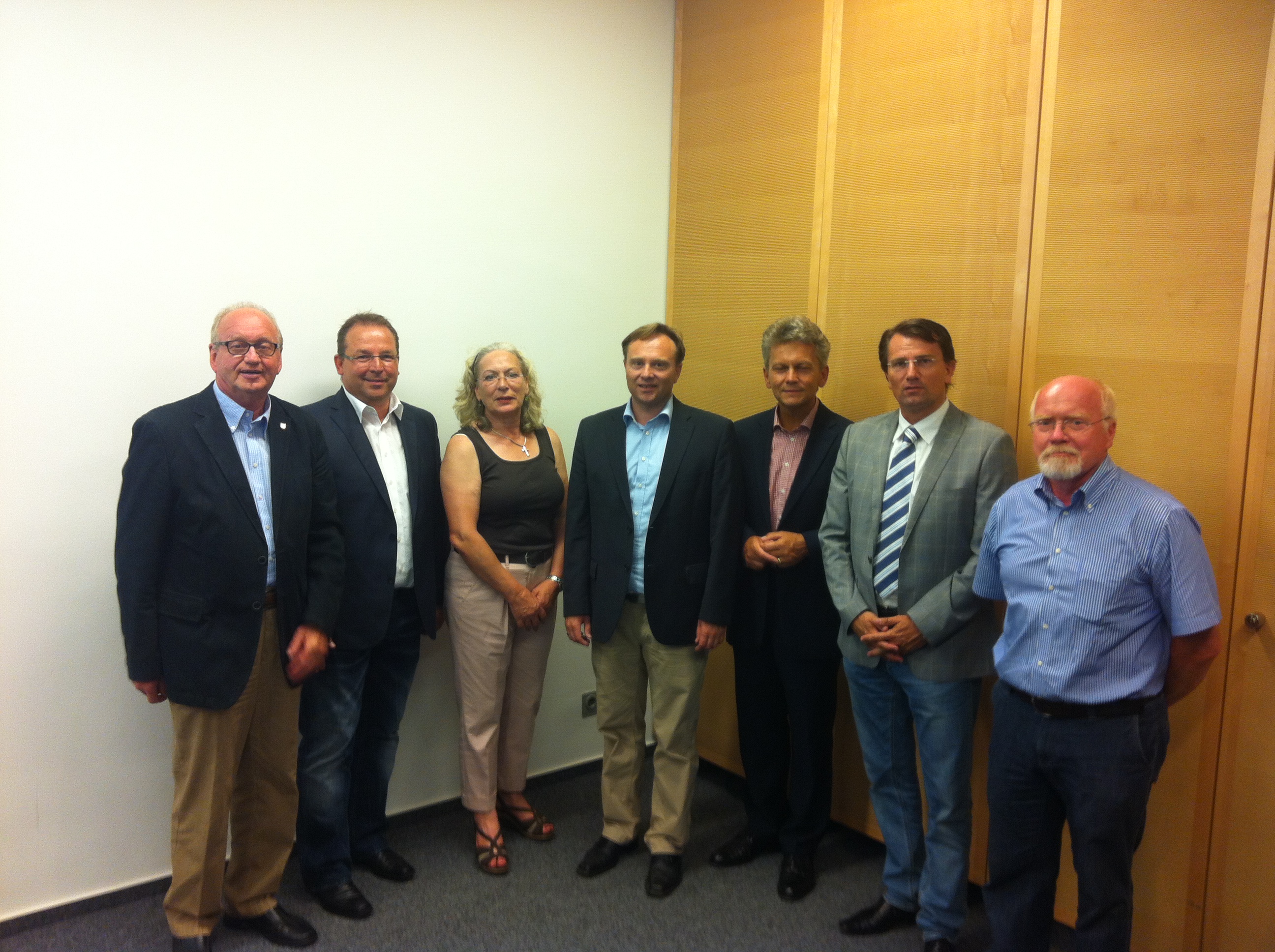 Dr. Kai Zwicker (Bild: Mitte) mit seinen Vorstandskolleginnen und -kollegen